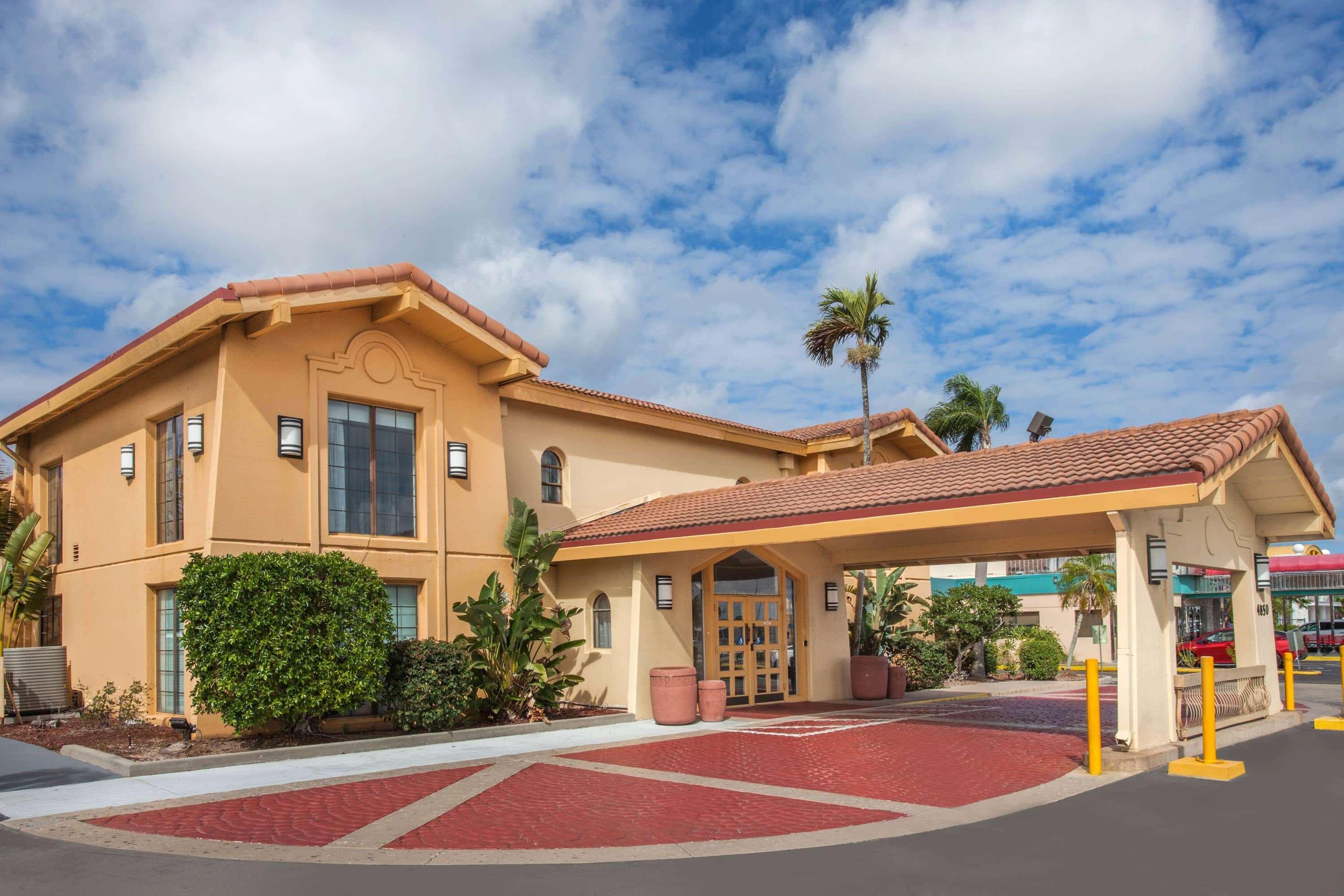 Baymont By Wyndham Fort Myers Central Exterior foto