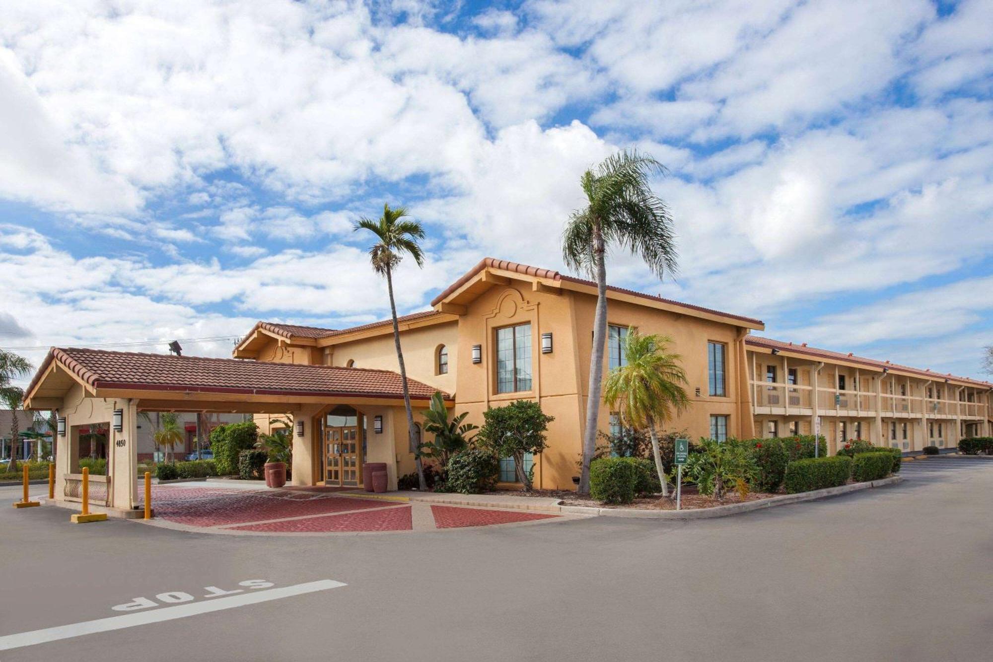 Baymont By Wyndham Fort Myers Central Exterior foto