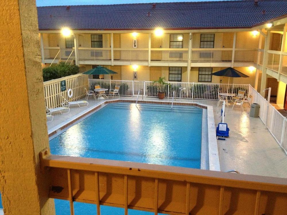 Baymont By Wyndham Fort Myers Central Exterior foto